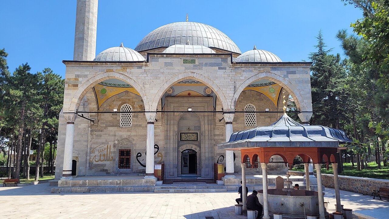 Üç kemerli revak ve şadırvan