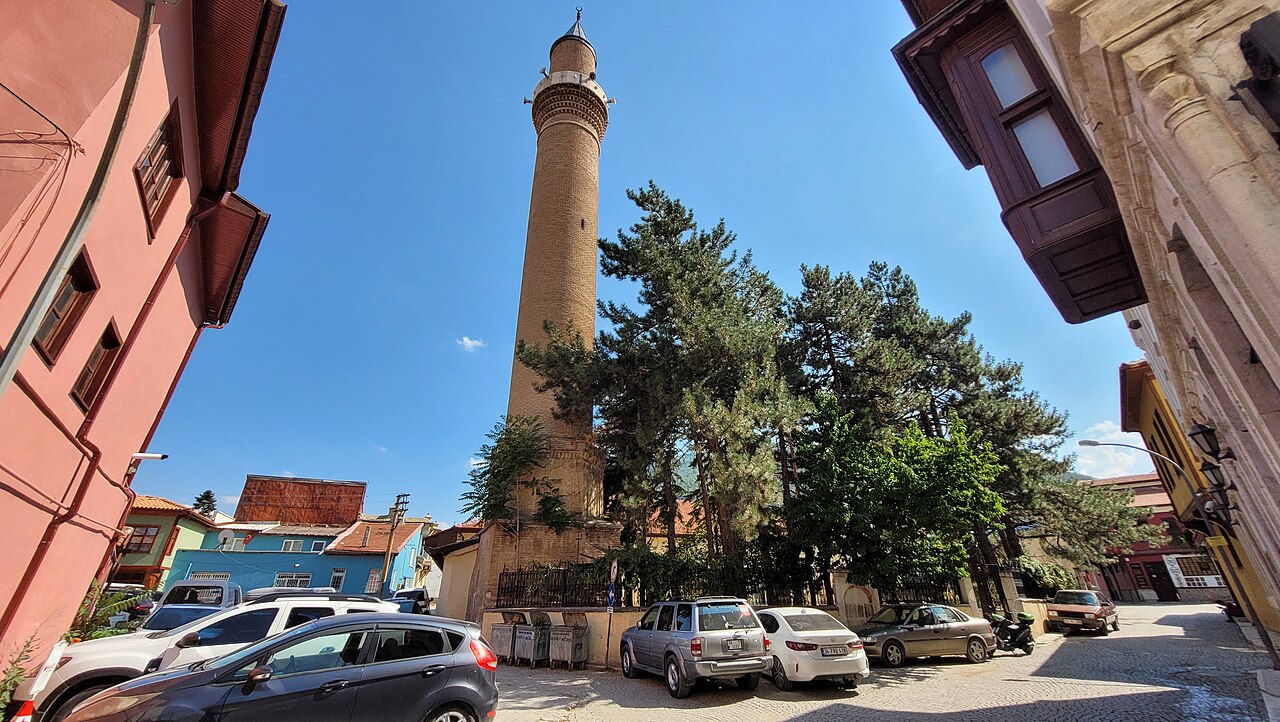Sokaktan minareye bakış