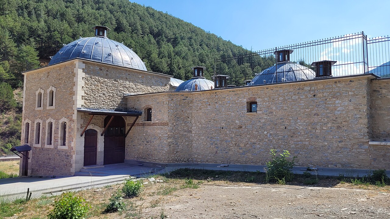 Ana giriş ve kubbeli bölümler